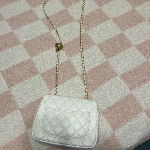 CHANEL White Quilted Bag with Gold Chain - Picture 4 of 6
